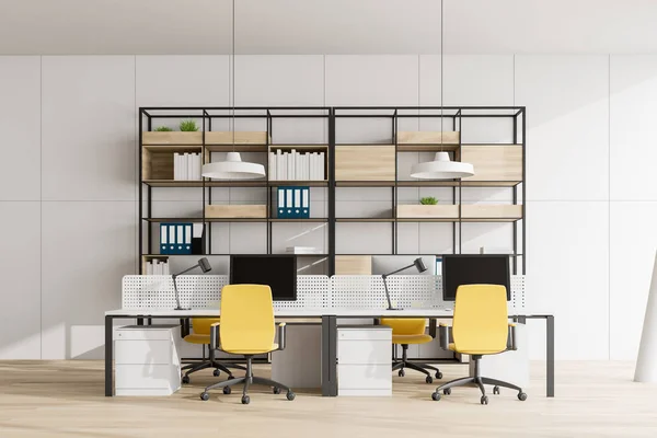 Weißes Großraumbüro mit Bücherregal — Stockfoto