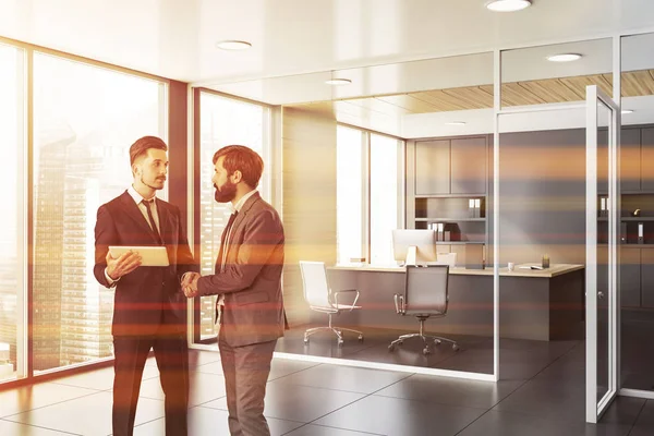 Gente dándose la mano en oficina gris y madera — Foto de Stock