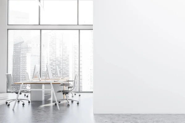 Bílá panoramatická otevřená vesmírná kancelář, vymakanou zeď — Stock fotografie