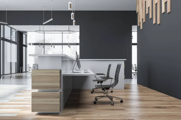 Bureau moderne en bois et gris avec réception — Photo