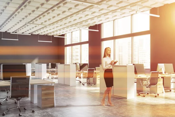 Femme en gris bureau à aire ouverte — Photo