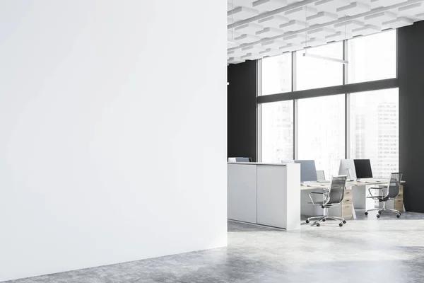 Techo blanco espacio abierto rincón de la oficina, maqueta —  Fotos de Stock