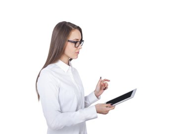 Tablet ile gözlük kadın, izole