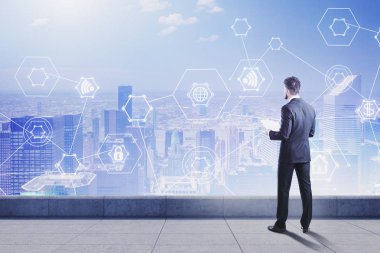 Adam gökdelen çatı İnternet simgeleri bakıyor