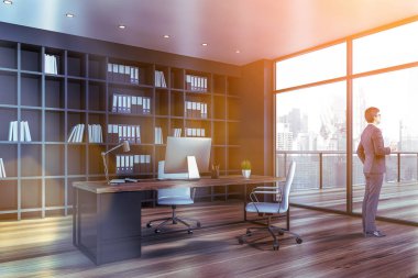 Gri müdür ofis köşesinde adam