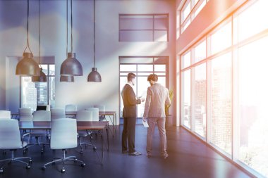 Toplantı odasında çalışmayı tartışan Yöneticiler