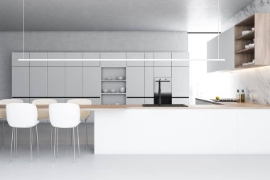 Tezgah ve sandalyeler ile beyaz mermer mutfak