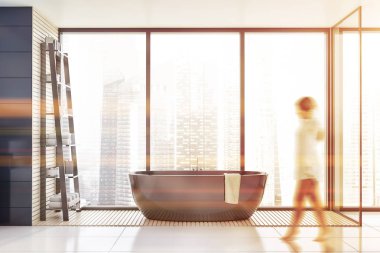 Mavi panoramik banyoda yürüyen kadın