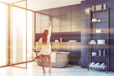 Küvet ile Mavi Karo banyo köşesinde kadın