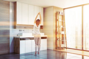 Lavabo ile beyaz karo banyoda kadın