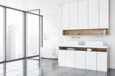 Panoramik beyaz banyo köşesi, küvet ve lavabo