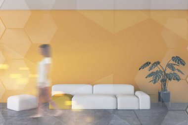 Sarı oturma odasında yürüyen kadın