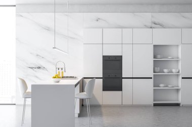 Ada ile beyaz mermer mutfak yan görünümü