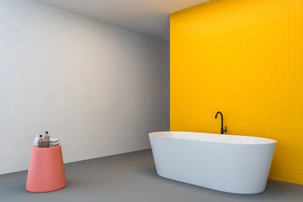 Biały i żółty kącik łazienkowe, wanna — Zdjęcie stockowe