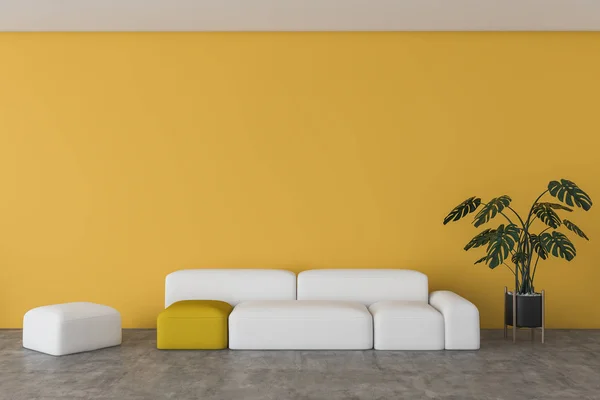 Gult vardagsrum interiör med soffa — Stockfoto
