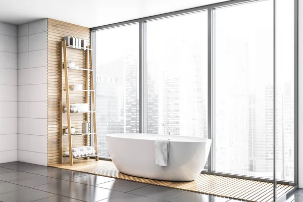 Esquina de baño panorámica de azulejos blancos con bañera —  Fotos de Stock