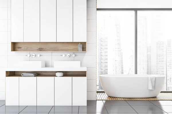 Panorama kamar mandi putih, bak mandi dan wastafel ganda — Stok Foto