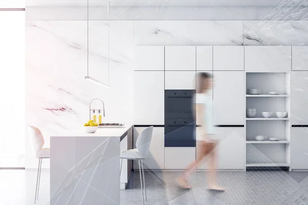 Jovem mulher andando na cozinha de mármore — Fotografia de Stock