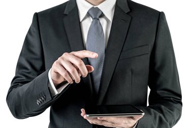 Toplantı odasında tabletle çalışan adam, internet