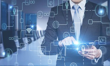 Toplantı odasında tabletle çalışan adam, internet