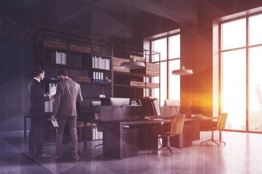 Gri ofis köşesinde işadamları