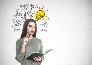 Notebook ve onun fikri ile düşünceli kadın