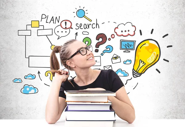 Mujer sonriente con libros, estrategia de negocios — Foto de Stock