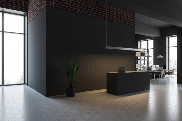 Стіл прийому сірого в сірому відкритому просторі офісу — стокове фото