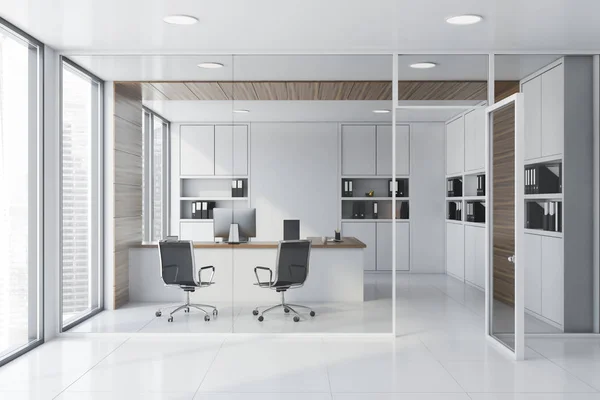 Halle mit weißem und holzverarbeitendem Büro — Stockfoto