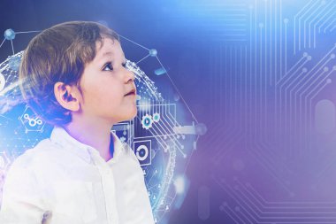 Küçük çocuk ve sürükleyici internet arayüzü