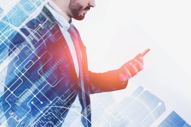 Şehirde telefona bakan adam, ağ hologramı