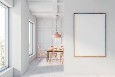 Sahte posterile beyaz ve bej yemek odası