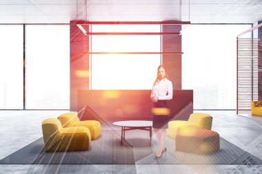 Ofis resepsiyon alanında Sarışın kadın
