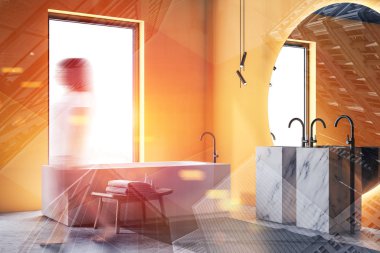 Lüks sarı banyoda yürüyen kadın