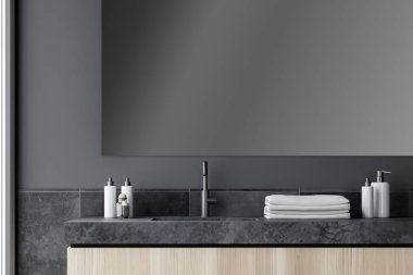 Gri ve kiremit banyo lavabo yakın