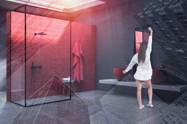 Duş ile banyo köşesinde Kadın