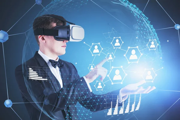 Людина в VR окулярах з використанням піктограм соціальних зв'язків — стокове фото