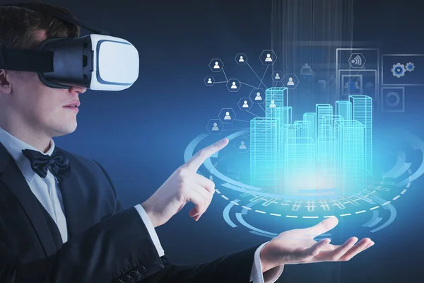 Man in VR headset dolgozó HUD város interfész — Stock Fotó