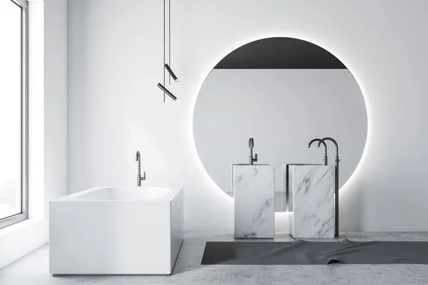 Λευκό εσωτερικό μπάνιο, μπανιέρα και μαρμάρινο νιπτήρα — Φωτογραφία Αρχείου