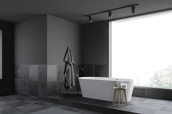 Szürke és csempézett panoráma fürdőszoba sarok káddal — Stock Fotó