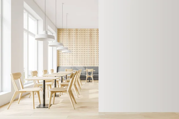 Bílý a dřevěný interiér kavárny s vyřezávanou zdí — Stock fotografie