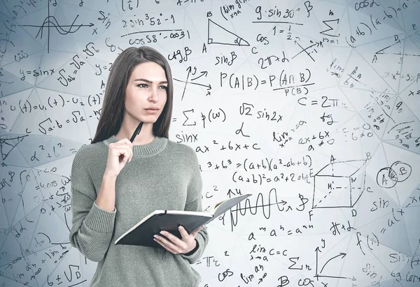 Σοβαρή γυναίκα με σημειωματάριο, μαθηματική φόρμουλα — Φωτογραφία Αρχείου
