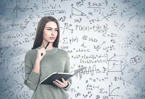 Mujer seria con cuaderno, fórmula matemática — Foto de Stock