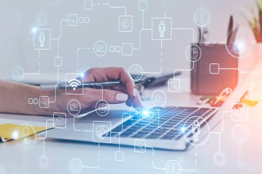 Dizüstü bilgisayarda yazan kadın, internet simgeleri