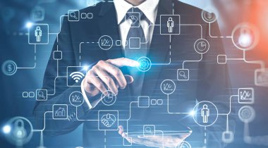 İnternet arayüzü kullanarak tablet ile İşadamı