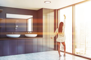 Lavabo ile panoramik gri banyoda Kadın