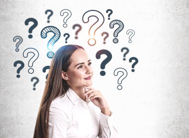 Düşünceli genç kadın ve soru işaretleri