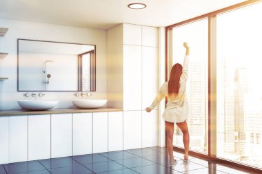 Lavabo ile panoramik beyaz banyoda Kadın