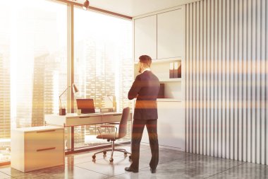 Ceo beyaz ofisinde duruyor