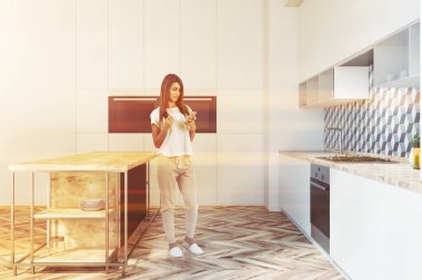 Ada ile beyaz mutfakta Kadın